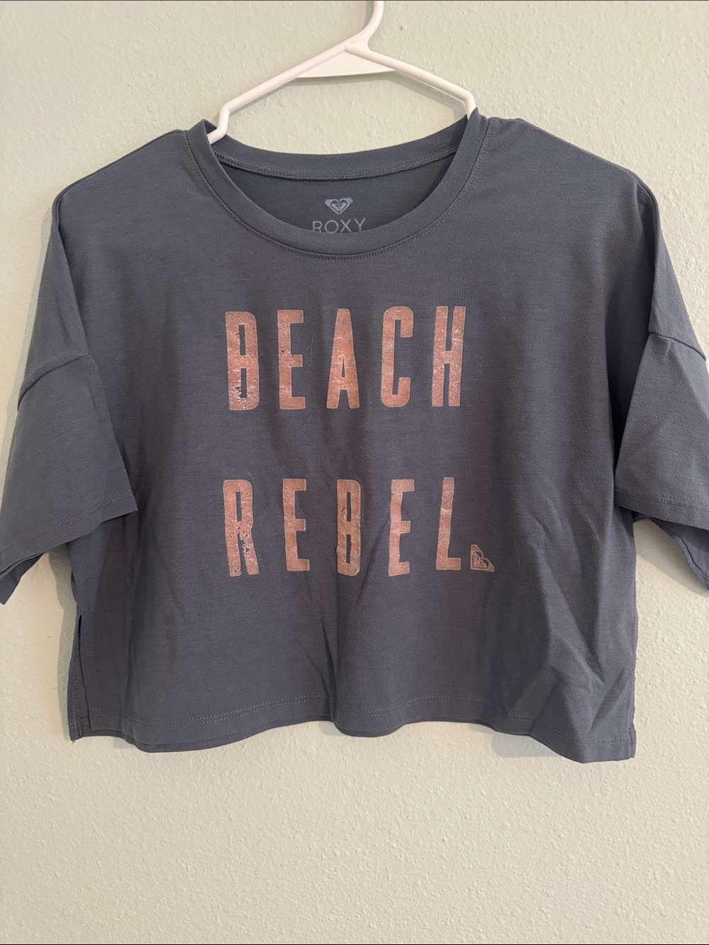 Roxy Cropped Tee in Charcoal with Pink Print